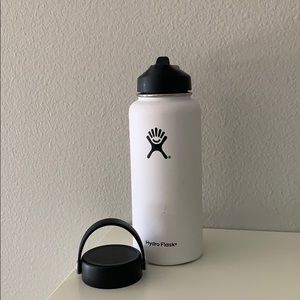 White hydro flask and straw lid.